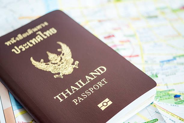 Klaar om je paspoort voor te bereiden voor je visumaanvraag naar Thailand? Deze afbeelding toont een paspoort, essentieel voor het verkrijgen van een Thais visum. Onze visumdienst helpt je stap voor stap met het aanvragen van het juiste visum, zodat je zorgeloos kunt reizen en werken in Thailand. Neem vandaag nog contact met ons op voor advies en ondersteuning.