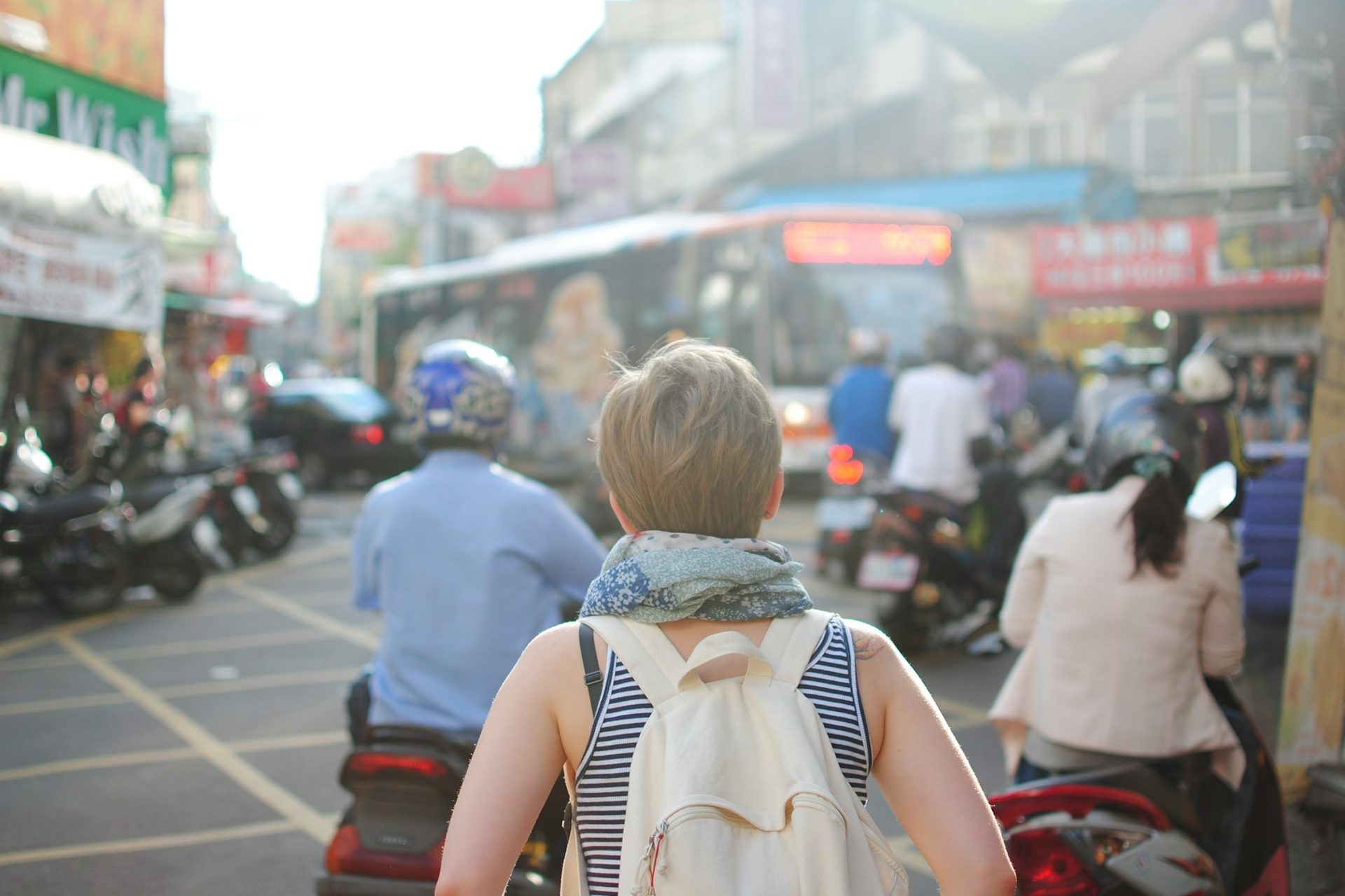 Ontdek de levendige straten van Thailand door de ogen van een backpacker. Deze afbeelding vangt de energie van een reiziger die door een bruisende Thaise markt loopt, omringd door lokale verkopers en kleurrijke bezienswaardigheden. Ideaal voor wie inspiratie zoekt voor een backpackavontuur of een reis naar Zuidoost-Azië plant.